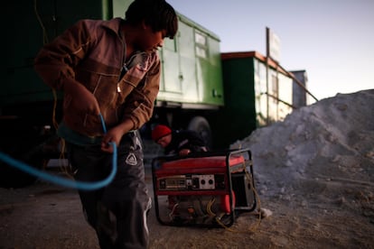 Un trabajador pone en marcha un generador diésel en un campamento minero en el salar de Uyuni, en Bolivia, conocido por sus reservas de litio.