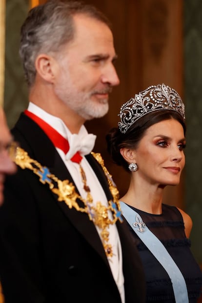 Don Felipe se sentó durante la cena junto a la reina Silvia, que llevaba un vestido del diseñador Georg & Arend y un brazalete de Cartier. Frente a don Felipe, se situó doña Letizia, que tenía a su derecha al príncipe Daniel, con quién charló animadamente durante la velada. La Reina se decantó para esta ocasión por la tiara de la flor de lis, la más importante del joyero real, que lleva el emblema de la dinastía borbónica.