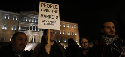 Un hombre sujeta una pancarta en la manifestacion contra la austeridad en la plaza Syntagma de Atenas, este jueves.