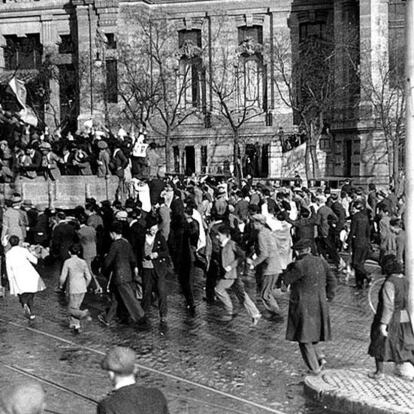 Enviado como corresponsal parlamentario del diario catalán 'La veu', llegó el 14 de abril de 1931, día de la proclamación de la Segunda República. Retrató el entusiasmo popular inicial pero se distanción del desorden social posterior. En la imagen, varios ciudadanos entusiasmados, ante el Palacio de Comunicaciones, en Madrid, el mismo día de la inauguración del nuevo régimen.