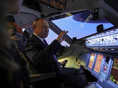 El presidente ruso, Vladímir Putin, examina un simulador de vuelo durante su visita este sábado a un centro de entrenamiento de aviación de Aeroflot.