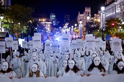 Manifestación contra la violencia de género en la que participan asociaciones críticas con la ley trans, este lunes en Madrid.