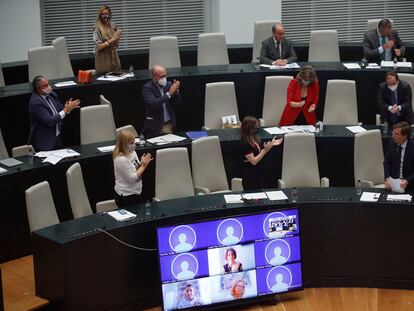 El alcalde, José Luis Martínez-Almeida, es aplaudido por concejales de su grupo tras su intervención este miércoles en el pleno del Ayuntamiento de Madrid, donde ha afrontado su primer debate del estado de la ciudad como regidor.