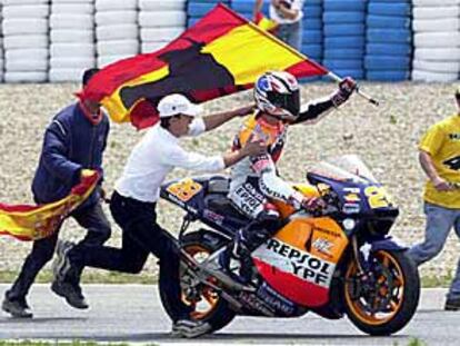 Crivillé es agasajado por varios aficionados en Jerez, tras su tercer puesto de ayer.