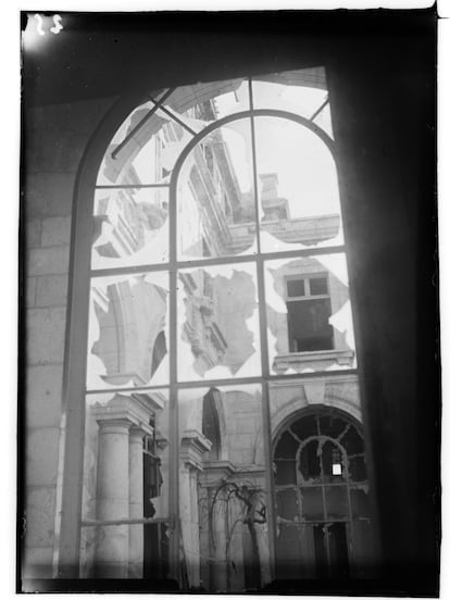 La instantánea muestra la destrucción de la institución cultural francesa La Casa de Velázquez que se encontraba en primera línea de fuego.