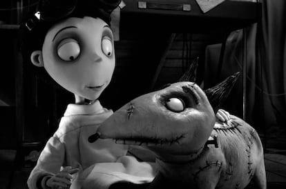 Tim Burton es sin duda el director más adecuado para introducir a los niños en películas de miedo 'de baja intensidad', que combinan elementos macabros con humor y ternura. En este filme de animación en blanco y negro, cuenta la historia de Víctor, un chico que consigue revivir a su perro Sparky, que murió atropellado. El problema surge cuando este Frankestein perruno escapa y otros compañeros del colegio descubren lo que ha sido capaz de hacer Víctor e intentan imitarle. Pero sus experimentos fallan y los animales que resucitan se convierten en monstruos. Una película de horror tierna como solo sabe hacer Burton. Recomendada a partir de los 7 años.