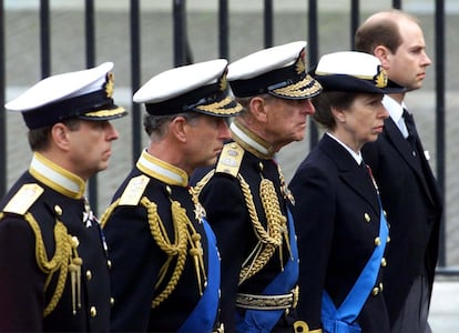 Membros da família real britânica acompanham em procissão o cortejo da Rainha Mãe durante seu funeral na abadia de Westminster em Londres, em 9 de abril de 2002. De esq. para dir.: o príncipe Andrew, o príncipe Carlos, o príncipe Philip, a princesa Anne e o príncipe Edward.