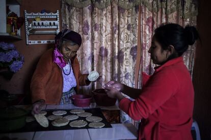 La madre y sobrina de Maria Isabel Can preparan tortillas de maíz, base de la dieta guatemalteca. En Xesampual, las mujeres debían atravesar un pequeño bosque para llegar al río. En el trayecto se exponían a ser atacadas por algún animal o toparse con hombres que quisieran hacerles daño.