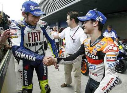 Valentino Rossi y Dani Pedrosa se desean suerte ayer antes de la última sesión clasificatoria.