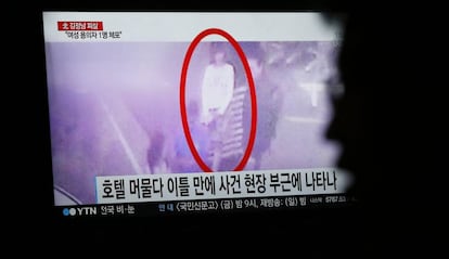 Un ciudadano surcoreano observa un informativo en el que aparece una de las mujeres que asesinó supuestamente a Kim Jong-nam en el aeropuerto de Malasia.