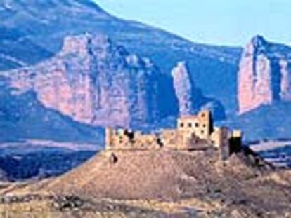 Castillo de Montearagón en primer plano, y al fondo el salto de Roldán.