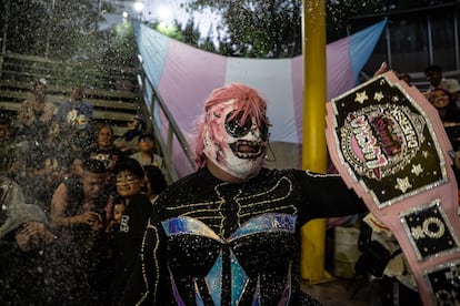 La luchadora Candy Monster entrando al ring.