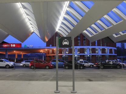 Imagen del lugar donde se ubicará la nueva parada de taxis, tomada desde el interior de la terminal de llegadas de Atocha.