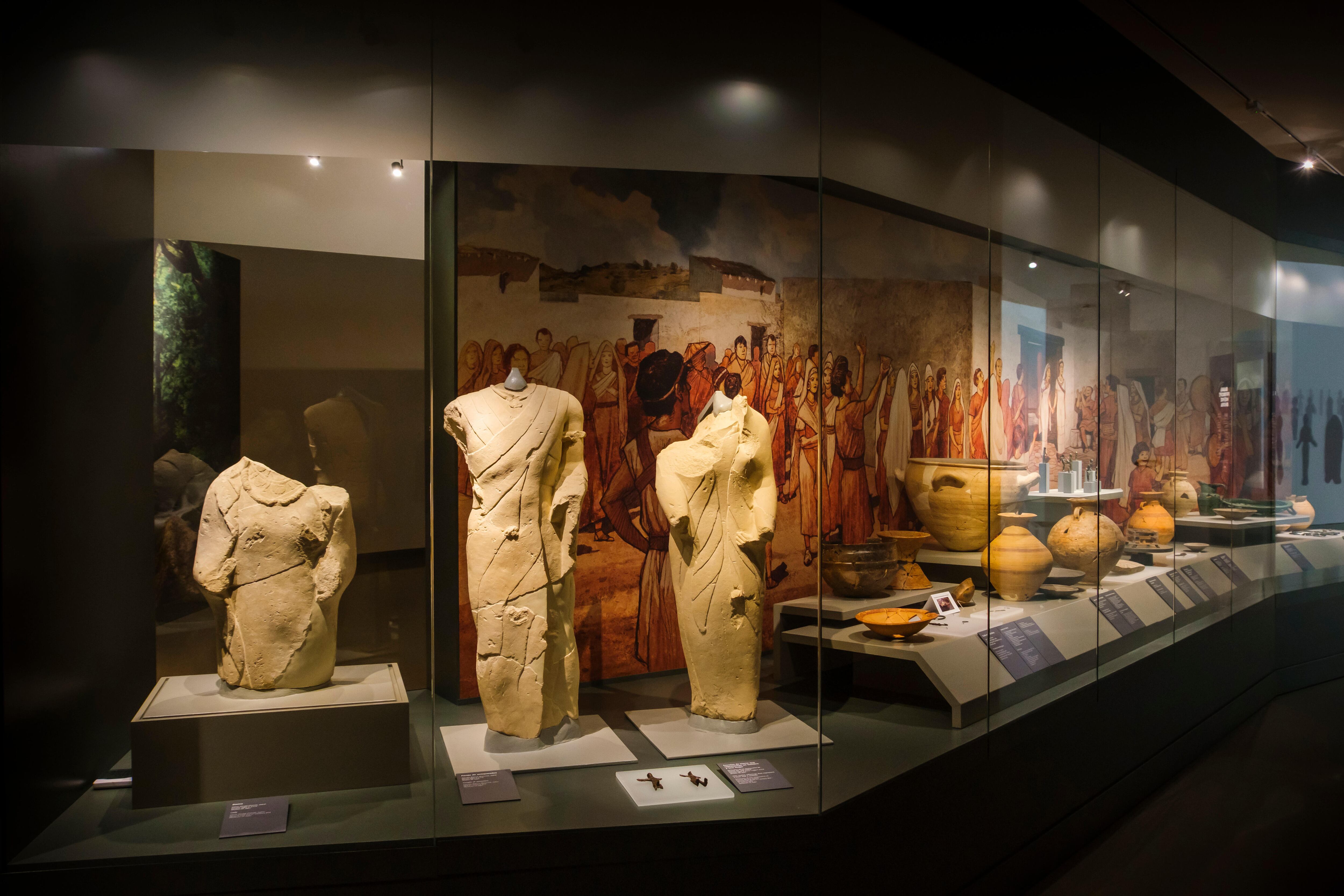 Obras expuestas en el museo del yacimiento de Cerrillo Blanco, en Porcuna. 