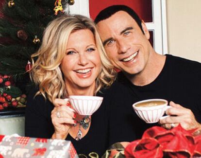 Olivia Newton-John y John Travolta en la portada de su nuevo disco navideño