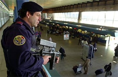 Un policía italiano vigila una entrada del aeropuerto de Fiumicino, en Roma, el pasado día 24.