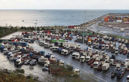 Decenas de camiones permanecen parados en el Puerto de Bilbao con motivo de la huelga indefinida el lunes pasado.