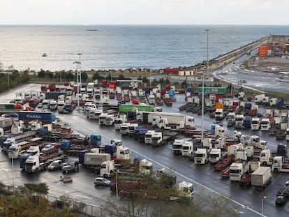 Decenas de camiones permanecen parados en el Puerto de Bilbao con motivo de la huelga indefinida el lunes pasado.