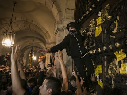 Grupos de manifestantes alcanzan las puertas del Parlament en el primer aniversario del referéndum del 1 de octubre de 2017.