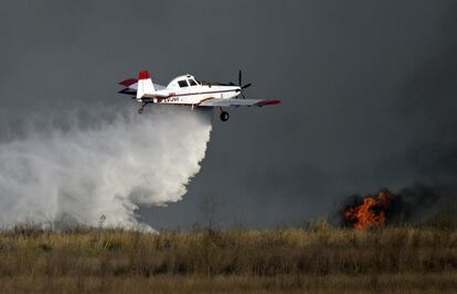 Una avioneta combate los incendios.
