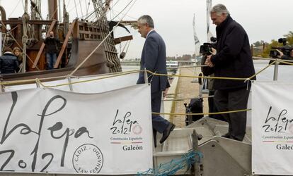 NAC88. SEVILLA, 12/01/2012.- El presidente andaluz, José Antonio Griñán (i), seguido del consejero de Gobernación y Justicia, Francisco Menacho, durante la visita realizada hoy al galeón "La Pepa", que estará atracado hasta el 29 de enero en Sevilla para que los ciudadanos puedan visitar en su interior el centro de interpretación de la Constitución de 1812, y ha pedido que el Bicentenario de la Constitución de Cádiz sirva para "aprender y recuperar" el "compromiso unánime con lo público" que se demostró entonces. EFE/Julio Muñoz