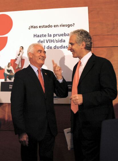Daniel Zulaika (derecha) habla con el consejero de Sanidad, Gabriel Inclán, en la presentación de la última campaña contra el sida.