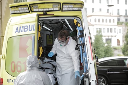 Un jugador del Fuenlabrada infectado de Covid-19 llega en ambulancia al Hospital Quirón en A Coruña.