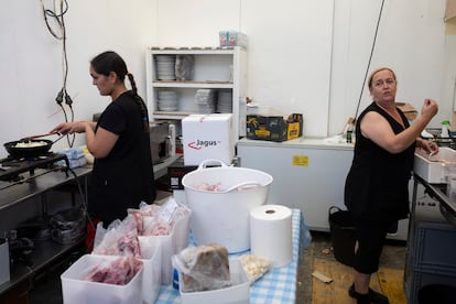 Dolores Palomino (Drcha.) And Naima Hamed, in the kitchen of a booth of the Alcalá de Guadaíra Fair (Seville), last Wednesday.