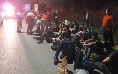 Migrantes centroamericanos viajaban en una caja de un tráiler en el municipio de Juárez, en el Estado de Nuevo León.