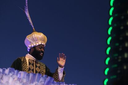 El rey Baltasar saluda a los niños durante la cabalgata de Madrid.