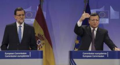 El presidente del Gobierno, Mariano Rajoy (I), junto al presidente de la Comisión Europea, José Manuel Durao Barroso, durante la rueda de prensa que han ofrecido tras la reunión mantenida hoy en Bruselas con los Comisarios de la Comisión Europea y los miembros del Gobierno español.