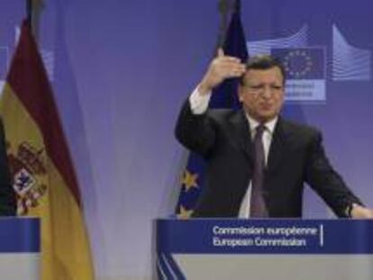 El presidente del Gobierno, Mariano Rajoy (I), junto al presidente de la Comisión Europea, José Manuel Durao Barroso, durante la rueda de prensa que han ofrecido tras la reunión mantenida hoy en Bruselas con los Comisarios de la Comisión Europea y los miembros del Gobierno español.