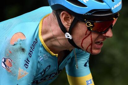Fuglsang, sangrando por la ceja tras su caída.