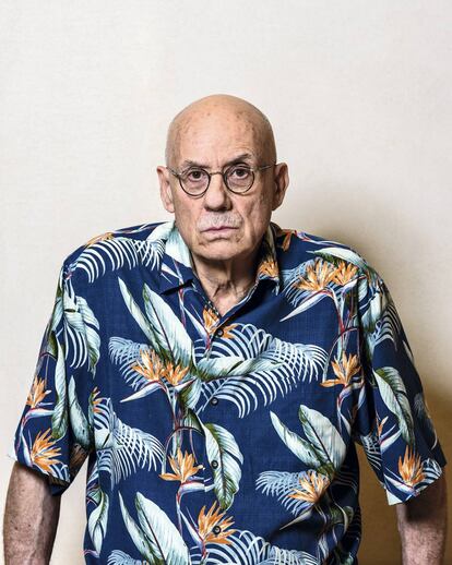 James Ellroy posa en exclusiva para ICON. Aunque no se ve está sentado. No se quiso levantar y lo respetamos, claro.