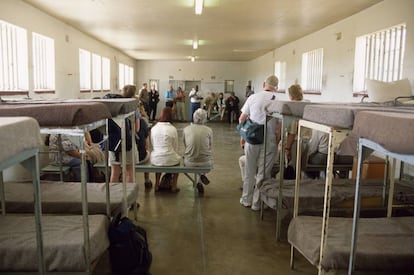 Nelson Mandela llegó a la prisión de Robben Island, a 12 kilómetros de la costa de Ciudad del Cabo (Suráfrica), en invierno de 1964 y durante los 18 años siguientes malvivió en un cubículo de 2 por 2,30 metros. Su celda, la número 5, se puede visitar dentro de un 'tour' guiado después de que este penal de máxima seguridad fuera clausurado y reconvertido en museo (declarado patrimonio mundial en 1999). Los visitantes llegan en ferri desde Ciudad del Cabo y recorren la isla junto a un antiguo prisionero político del 'Apartheid'. Por una vez, Robben Island, que antes de cárcel fue lugar de internamiento de leprosos y enfermos mentales, sirve para recordar y no para olvidar.