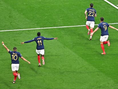 Mbappé, Giroud y Dembélé celebran con Theo Hernández el gol del lateral ante Marruecos en las semifinales.