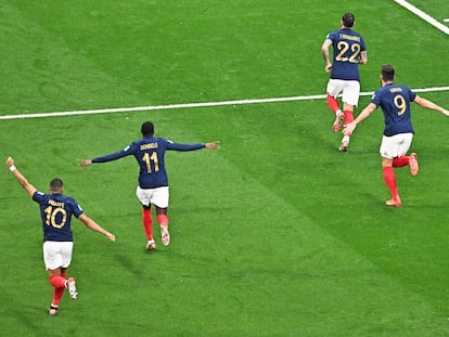 Mbappé, Giroud y Dembélé celebran con Theo Hernández el gol del lateral ante Marruecos en las semifinales.