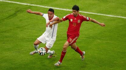 Diego Costa con el chileno Mauricio Isla.  