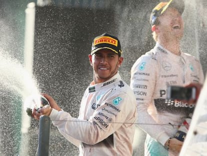 Hamilton y Rosberg celebran su doblete en Melbourne.