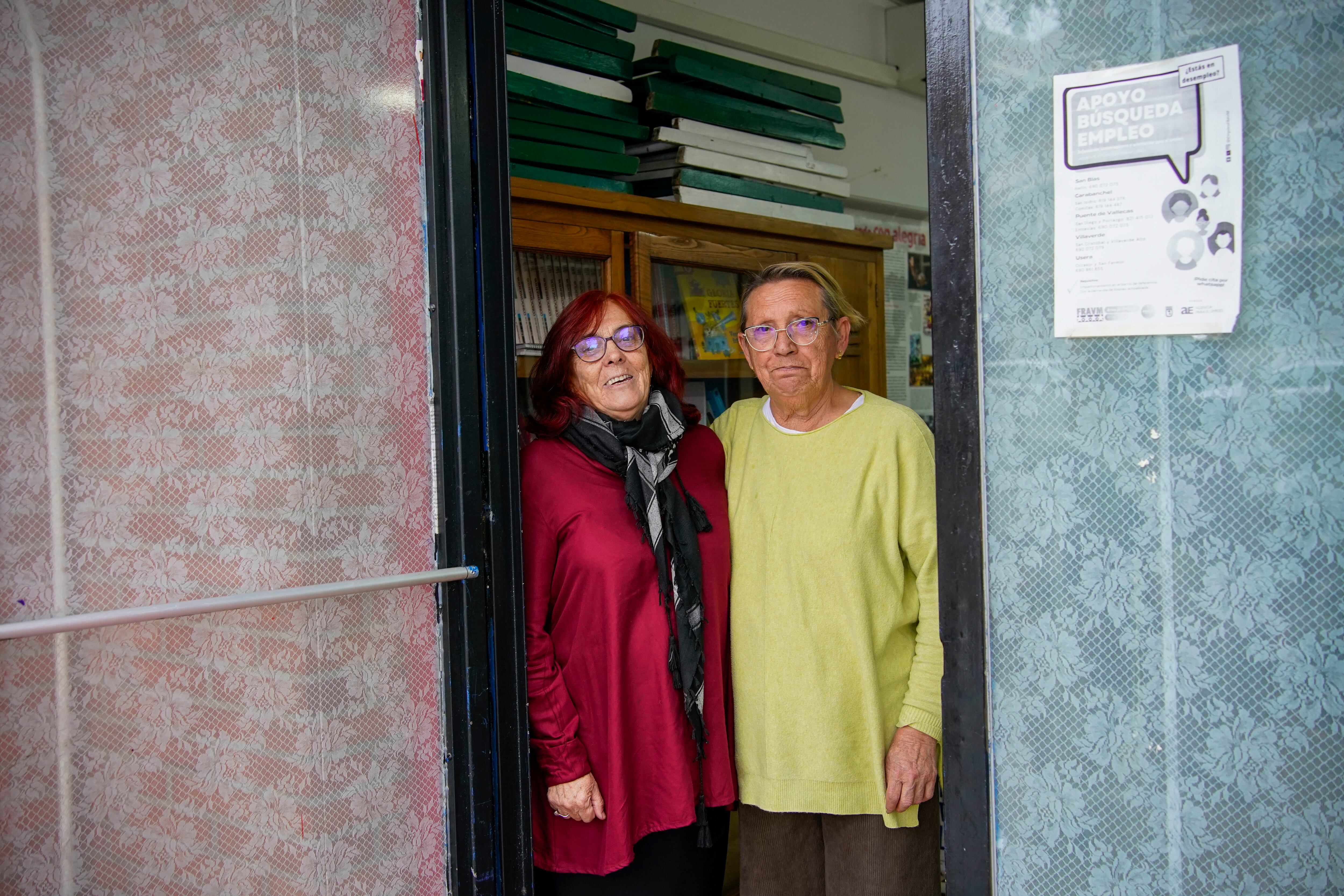 Carmen Díaz y Mercedes Arquero en el barrio de Vallecas en Madrid, el jueves 13 de noviembre.