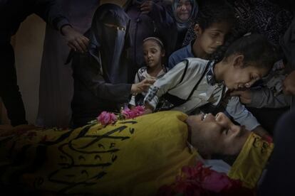Una de las hijas del palestino Yahya Hasanat, de 37 años, llora su muerte causada por disparos de las tropas israelíes durante las protestas de la Gran Marcha del Retorno en la valla con Israel, que exigen su derecho a regresar a las casas y a la tierra de las que fueron expulsadas sus familias hace 70 años. Más de 254 palestinos murieron y 23.600 resultaron heridos según los informes de la Oficina de Naciones Unidas para la Coordinación de Asuntos Humanitarios (Gaza).