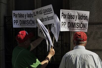 Carteles de protestas contra el Partido Popular y Luis Bárcenas durante la declaración del extesorero del PP ante el juez Pablo Ruz.