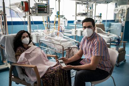 Pedro Zabala y Ana Isabel Díaz y su bebé, en el Hospital Universitario HM Puerta del Sur, Móstoles, Madrid.