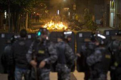 La policía militar brasileña dispersa a estudiantes el 13 de junio de 2013, cuando realizaban una protesta contra el aumento de la tarifa de autobús en la ciudad de Sao Paulo (Brasil).