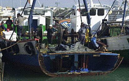 El pesquero <i>Simó Guzmán</i>, ayer, en el puerto de Peñíscola, con los visibles destrozos causados por el abordaje en su popa.