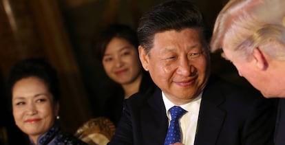 El presidente chino Xi Jinping estrecha la mano de su hom&oacute;logo en EE UU, Donald Trump. 