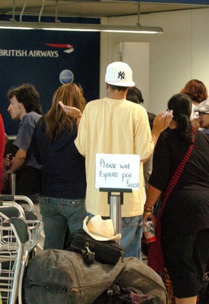 Desde Madrid también se han cancelado varios vuelos que tenían como destino el aeropuerto de Heathrow. En concreto cuatro vuelos con destino Londres de British Airways han quedado suspendidos. En la imagen, un grupo de pasajeros pide explicaciones en el aeropuerto de Barajas.