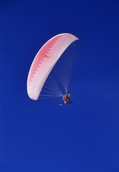 En Lleida hay escuelas para iniciarse en el vuelo en parapente con vistas a los Pirineos.