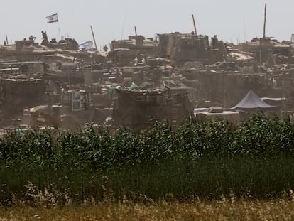 Tanques israelíes se despliegan, el 9 de mayo, en el kibbutz Reim, en el sur de Israel, cerca de Rafah.