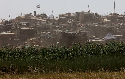 Tanques israelíes se despliegan, el 9 de mayo, en el kibbutz Reim, en el sur de Israel, cerca de Rafah.